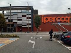 Ampio negozio nel centro commerciale a Piacenza